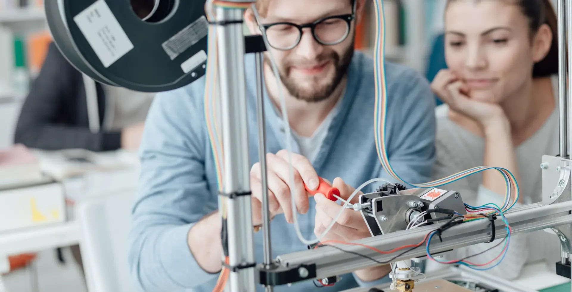 3D yazıcı tamiri ve kalibrasyonu yapan kullanıcı
